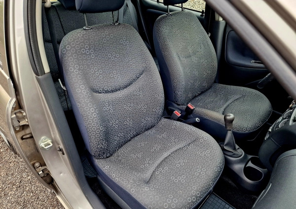 Toyota Yaris cena 9900 przebieg: 80000, rok produkcji 2004 z Sieradz małe 301